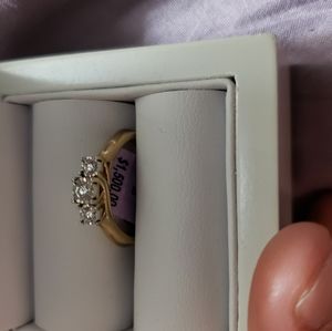 10kt gold ring with 3 diamond  stones in it